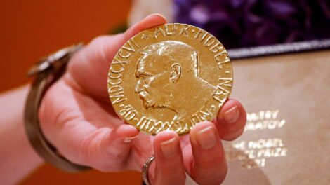 युद्ध विस्थापित युक्रेनी बालबालिकालाई सहयोग गर्न रुसी पत्रकारद्वारा नोबेल पदक बिक्री